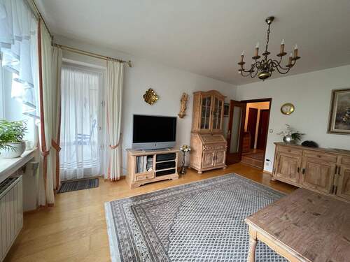 Wohnzimmer mit Zugang zum Balkon - 3 Zimmer Einfamilienhaus in München