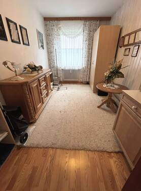 Freundliches Kinderzimmer mit großem Fenster - 