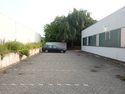 Bis zu 12 Parkplätze + Garage - 