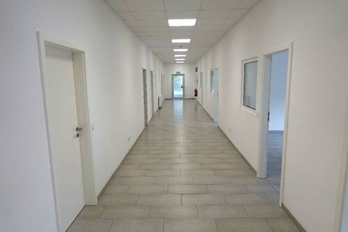 Zentraler Flurbereich (Bürotrakt) - 