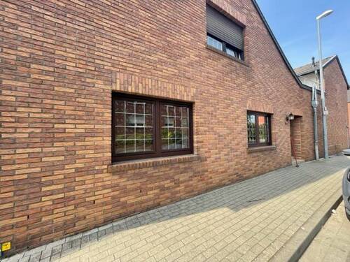 Hausansicht frontseitig - MeinRaum... Willkommen! Zwei Einfamilienhäuser mit Nebengebäude und einem sehr großen Grundstück in Erkelenz-Katzem