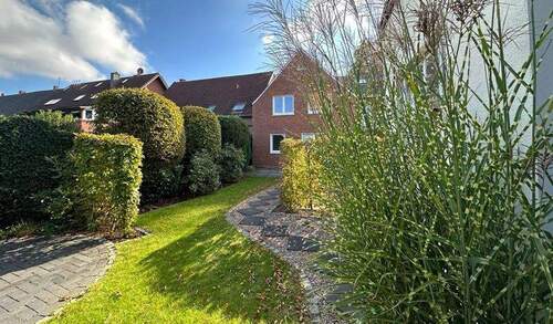 Garten - Sanierte 3,5-Zimmer-Erdgeschosswohnung mit Garten und Garage