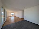 Wohnbereich mit offener Küche - Etagenwohnung mit 86,90 m&sup2; in Dresden zum Kaufen