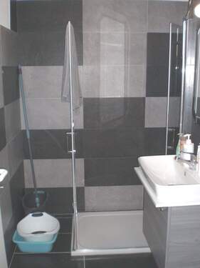 modernes neues Badezimmer - 