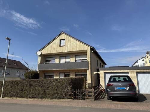 Hausansicht - 2-3 FH mit 3 Garagen in Brakel !!!