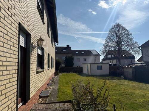 Blick zur Garage - 1 Zimmer Mehrfamilienhaus, Wohnhaus in Brakel