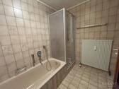 Bad mit Wanne und Dusche - 