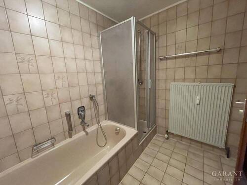 Bad mit Wanne und Dusche - 