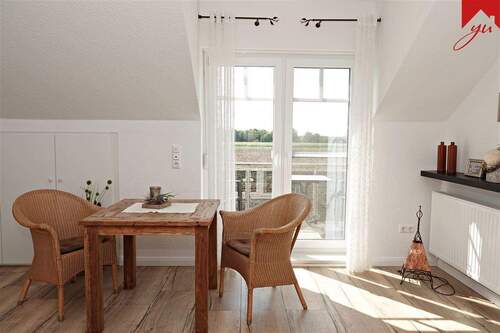 Wohnzimmer mit Zugang zum Balkon - 