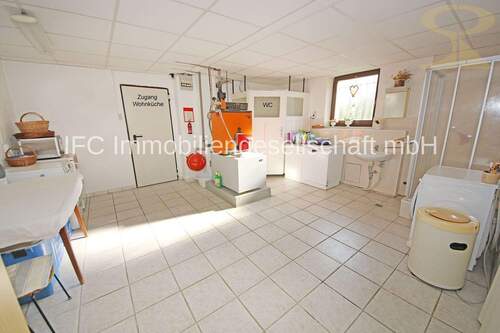 Hauswirtschaftsraum mit Dusche und WC im EG - 