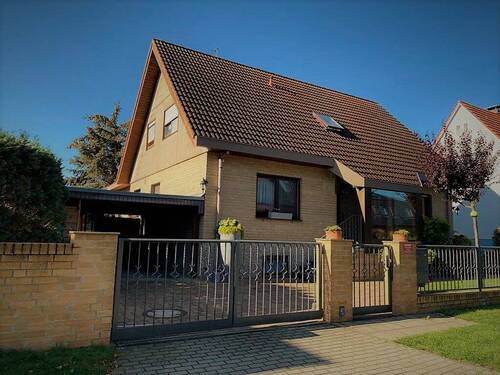 Frontbild.jpg - 3 Raum Dachgeschosswohnung im Zweifamilienhaus, 410 m² Grundstück , Büro - und Gästezimmer im Souterrain