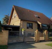 3 Raum Dachgeschosswohnung im Zweifamilienhaus, 410 m² Grundstück , Büro - und Gästezimmer im Souterrain - Berlin Blankenburg