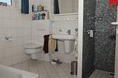 Badezimmer mit Badewanne und Dusche - 