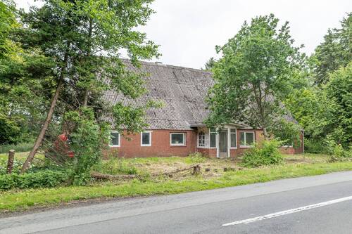 Außenansicht - Altbestand mit viel Grün im Außenbereich zum Wiederaufbau!