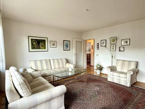 Wohnzimmer - Charmante 4-Zimmer-Wohnung mit zwei Balkonen und Garage