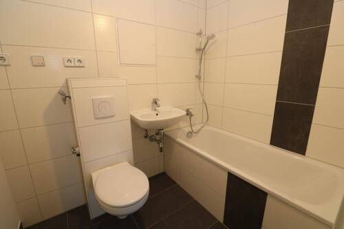 Bad mit Wanne - 3 Zimmer Etagenwohnung zur Miete in Freiberg