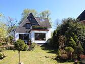 Blick auf das Haus - 4 Zimmer Mehrfamilienhaus, Wohnhaus in Ahrensburg