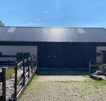 VIELSEITIGE MÖGLICHKEITEN! ZWEI BAUGRUNDSTÜCKE MIT GR. NEUWERTIGER HALLE! - Kirf