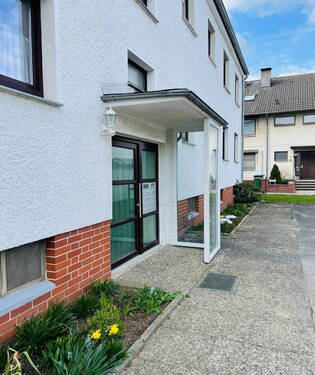 Hauseingang - Sanierte 4-Zimmer Dachgeschosswohnung inkl. Außenstellplatz