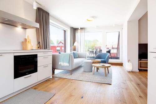Wohnbereich und Küche - Ostsee-Apartment im Golf & Beachresort Bades Huk - 3 SZ, Balkon & Dachterrasse