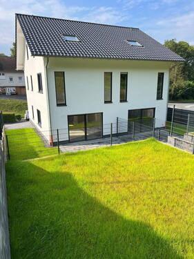 Bild 1 - ? Modern, energieeffizient, einziehen & wohlfühlen: Doppelhaushälfte mit Garten ?