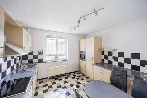 Einbauküche EG - 8 Zimmer Mehrfamilienhaus, Wohnhaus in Sersheim