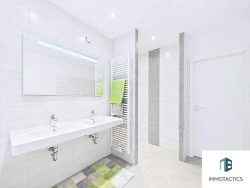 Badezimmer Musterhaus - Doppelhaushälfte mit 148,00 m&sup2; in Rüdesheim zum Kaufen