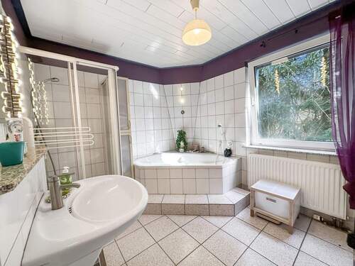 Badezimmer 1 - Einfamilienhaus mit 166,00 m&sup2; in Hille zum Kaufen