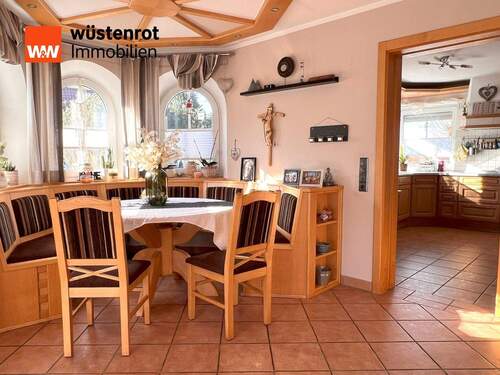 Gemütlicher Erker mit Esstisch - 