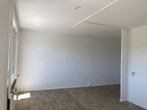 Wohnzimmer mit offener Küche - 3 Zimmer Etagenwohnung zur Miete in Gotha