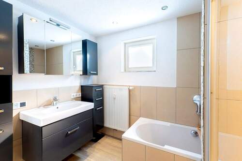 Badezimmer EG - 9 Zimmer Mehrfamilienhaus, Wohnhaus in Marbach am Neckar