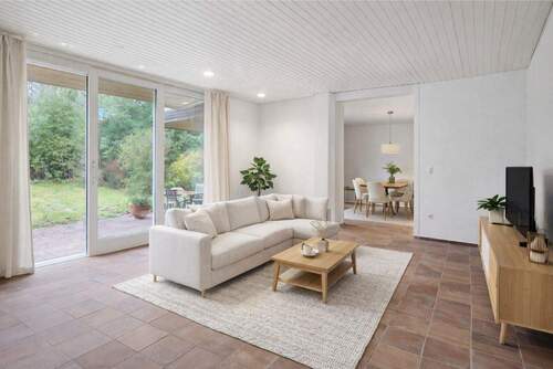 Wohnzimmer (gestaged) - Freistehender Bungalow auf 873 m² Grundstück in Darmstadt-Kranichstein