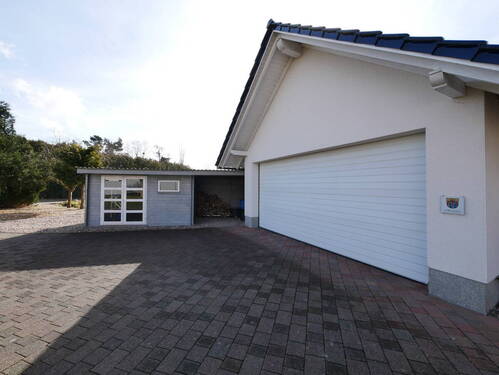 Doppelgarage und Freiplätze - 