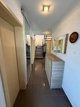 Flur Erdgeschoß - 7 Zimmer Doppelhaushälfte in Mering