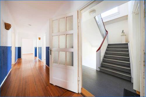 Wohnungstür und Treppenhaus - 