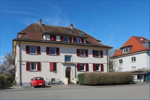 Haus vorne - Sehr schöne attraktive 4,5 Zimmer Wohnung mit Gartenanteil im Herzen von Radolfzell - sofort frei
