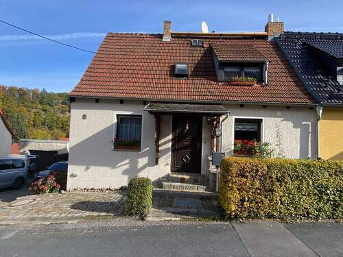 Hausansicht.jpg - DHH mit traumhaft angelegten Garten in extrem ruhiger Lage