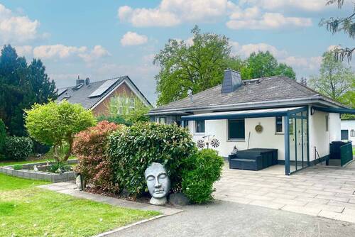 Außenansicht - Modernisierter Bungalow mit großem Garten und zwei Terrassen in Steglitz-Zehlendorf