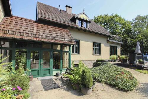 Frontansicht mit Windfang - 6 Zimmer Einfamilienhaus zum Kaufen in Oranienburg