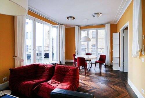 Wohnzimmer mit Zugang zur Terrasse und zum Balkon - 2 Zimmer Etagenwohnung in Berlin