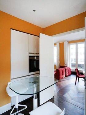 Küche mit Essplatz und Flügeltür zum Wohnzimmer Flur - 