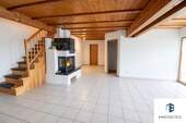 Wohnzimmer (KI-geräumt) - Exklusiv: Ruhige 4-Zimmer-Maisonette Wohnung, mit Kamin, Balkon und Tiefgarage in Wöllstein