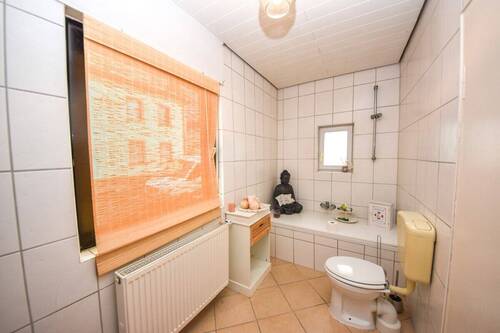 Tageslichtbad mit Wanne EG - 
