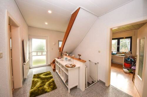 Diele mit Treppenaufgang - 