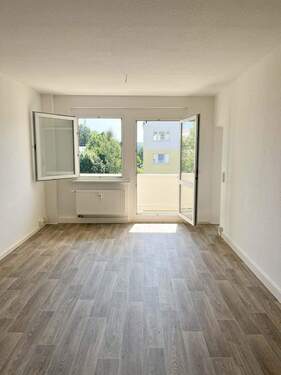 Wohnzimmer - 2 Zimmer Etagenwohnung zur Miete in Zschopau