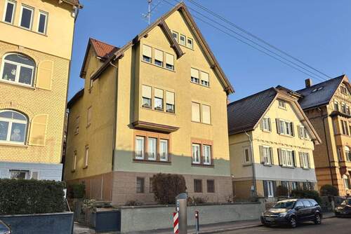 Hausasicht - Vermietetes 3-Familienhaus mit Potenzial in Stuttgart-Untertürkheim