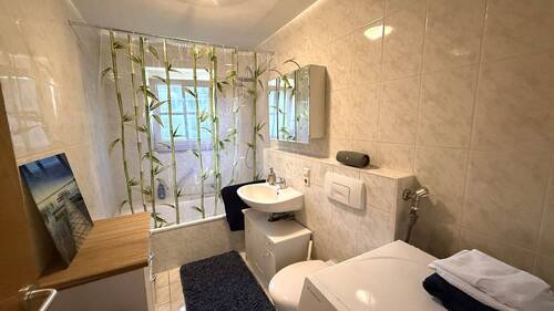 Tageslichtbad mit Badewanne - 