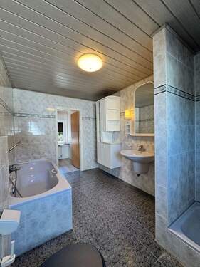 Modernes Vollbad Anbau OG - 