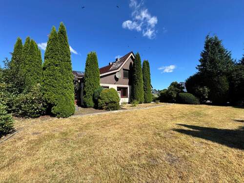 Großer Garten mit Rasenfläche - 9 Zimmer Mehrfamilienhaus, Wohnhaus in Kaltenkirchen