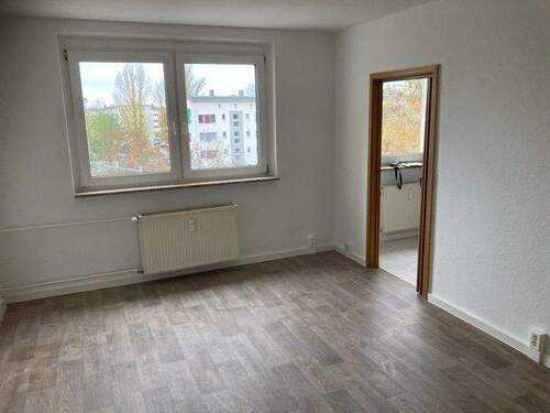 Wohnzimmer - 2 Zimmer Etagenwohnung zur Miete in Dessau-Roßlau